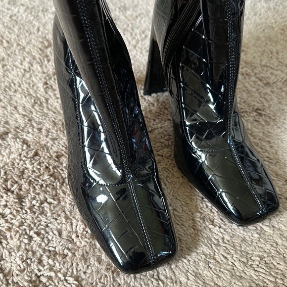Forever 21 Black Faux Shiny Leather Zipper Boots Size 8 - Picture 2 of 7